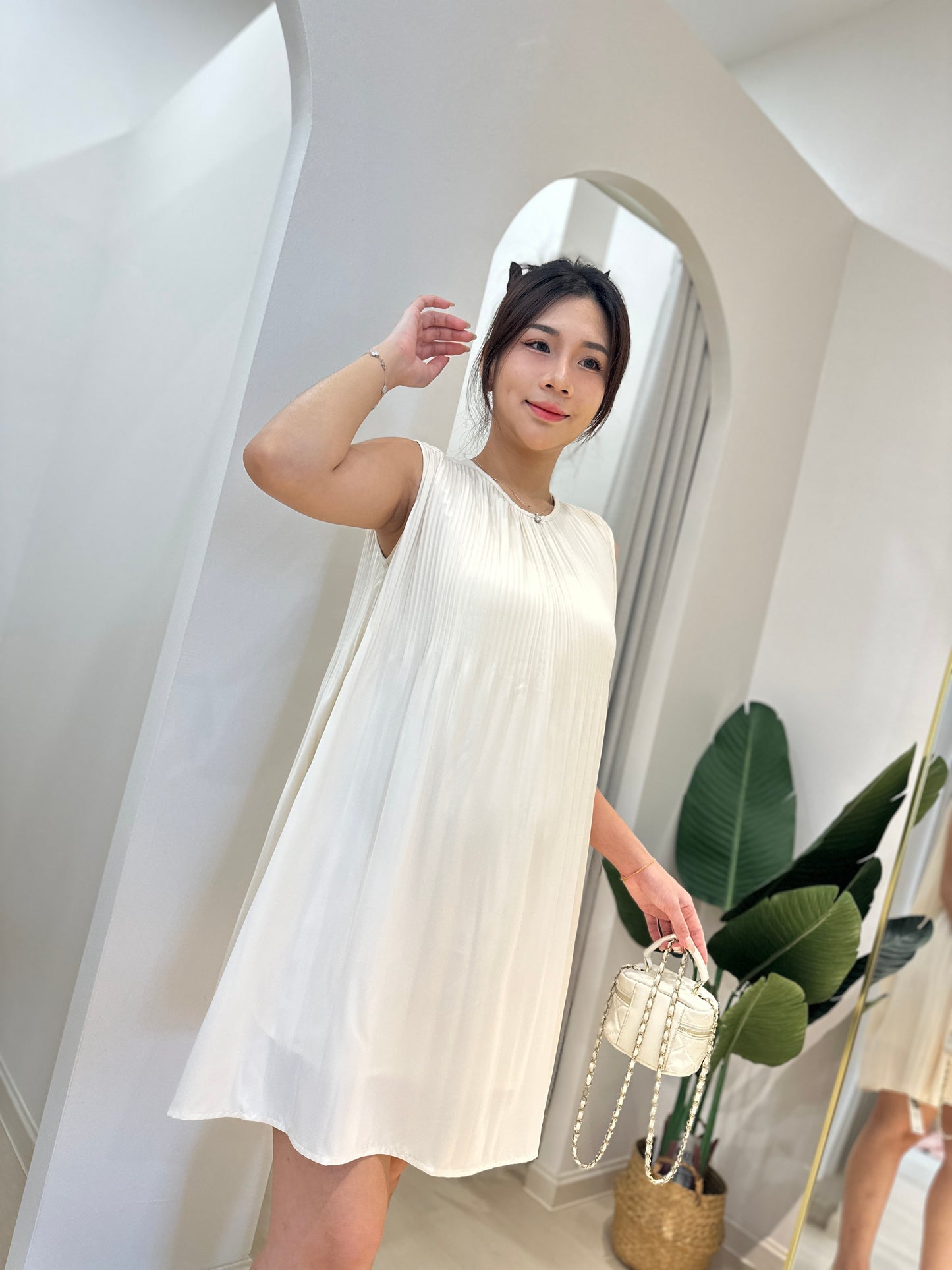 Renee Sleevlesss Glowy Dress