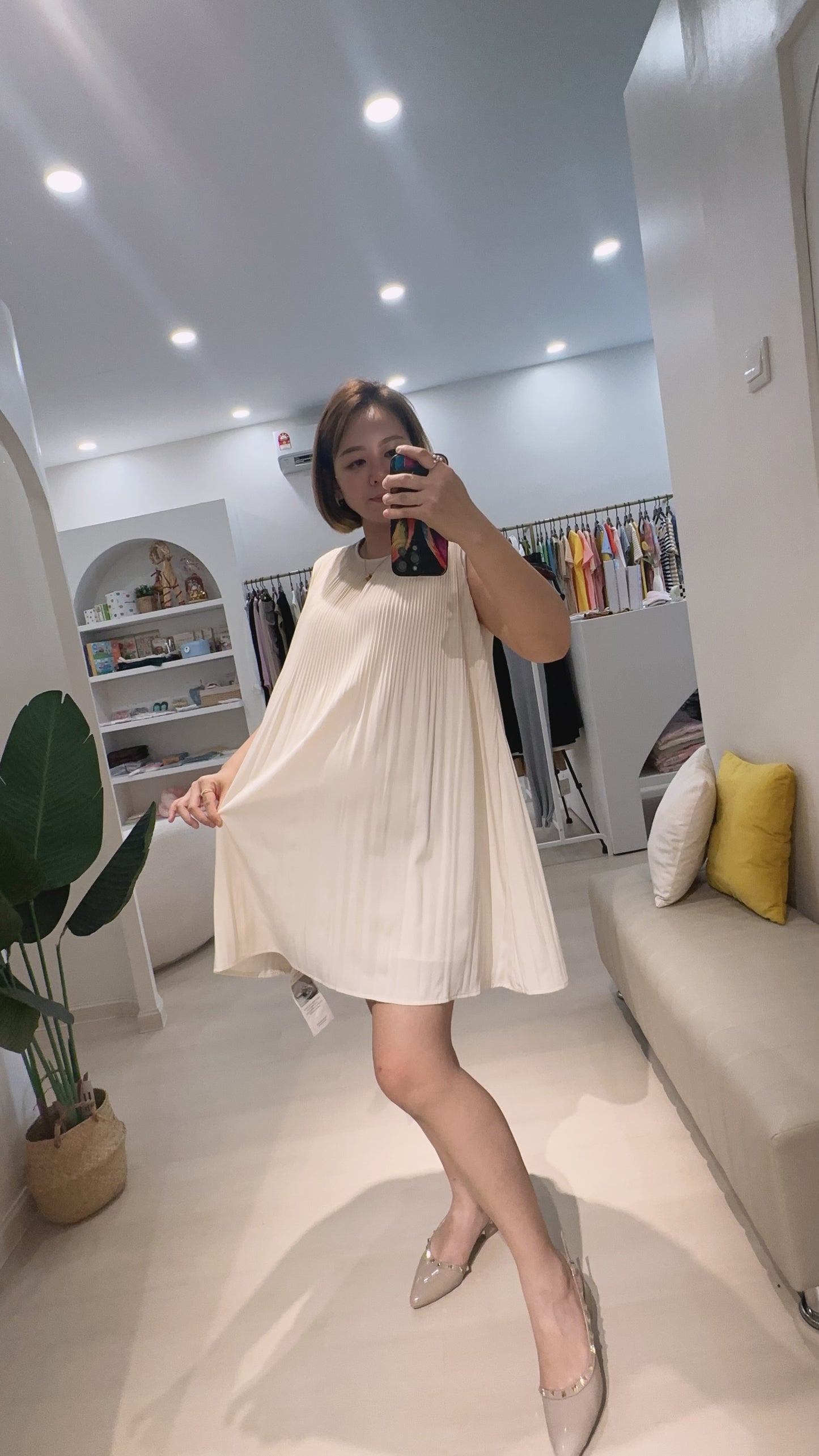 Renee Sleevlesss Glowy Dress