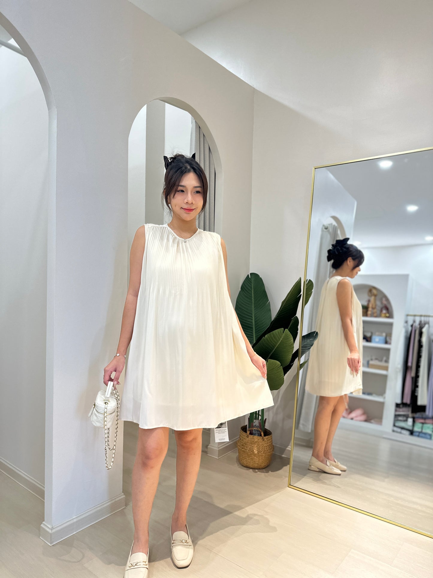 Renee Sleevlesss Glowy Dress