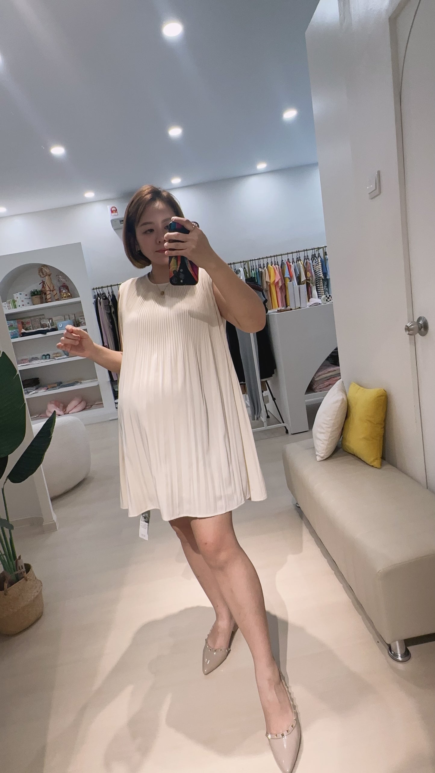 Renee Sleevlesss Glowy Dress